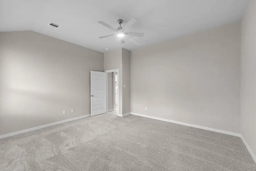 Spacious, unfurnished interior of a new home in Barton Creek Ranch, Conroe (Image 20).