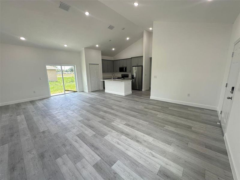 Spacious, unfurnished interior of a new home in , Ocala (Image 13).