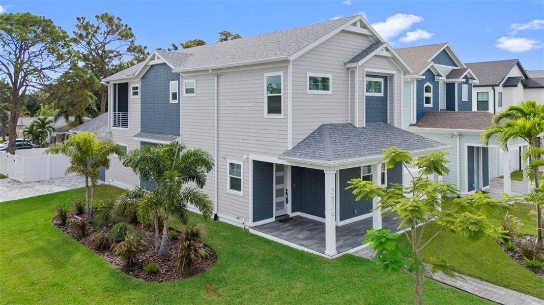 Exterior details and patio area of a home in , St. Petersburg (Image 3).