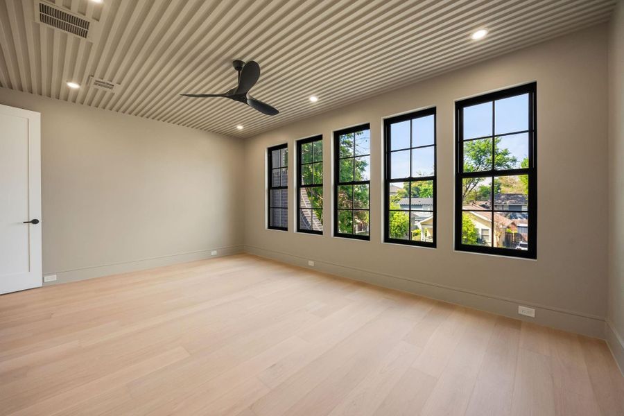 Spacious, unfurnished interior of a new home in , Houston (Image 49).