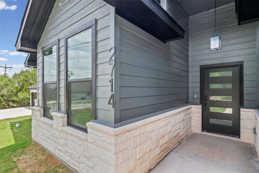 Exterior details and patio area of a home in , Granbury (Image 3).