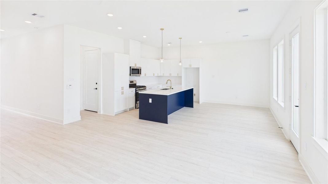 Spacious, unfurnished interior of a new home in , Houston (Image 18).