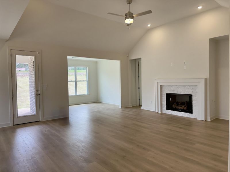 Spacious, unfurnished interior of a new home in White Oak, Arlington (Image 13).