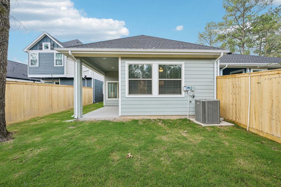 Exterior details and patio area of a home in Kresston, Montgomery (Image 22).