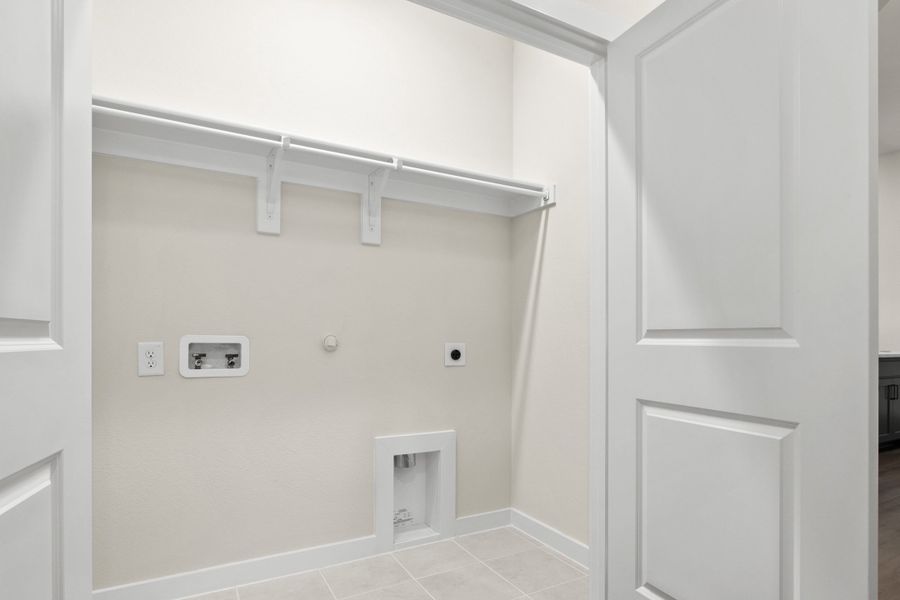 Spacious, unfurnished interior of a new home in Cottonwood Creek, Rowlett (Image 24).