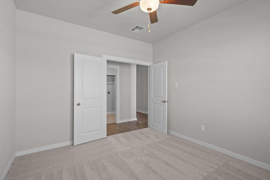 Spacious, unfurnished interior of a new home in Laurel Landing 40', Alvin (Image 6).