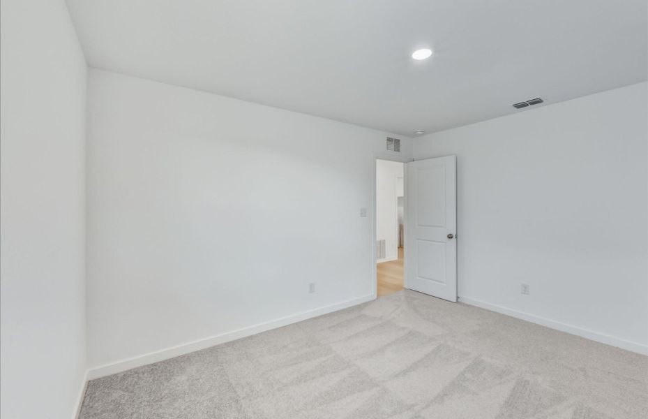 Spacious, unfurnished interior of a new home in Sunfield, Buda (Image 35).