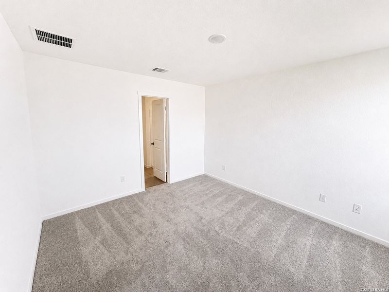 Spacious, unfurnished interior of a new home in Sapphire Grove, San Antonio (Image 15).