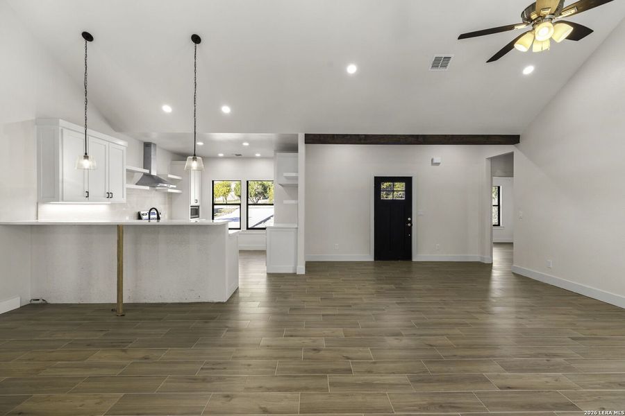 Spacious, unfurnished interior of a new home in , Canyon Lake (Image 21).