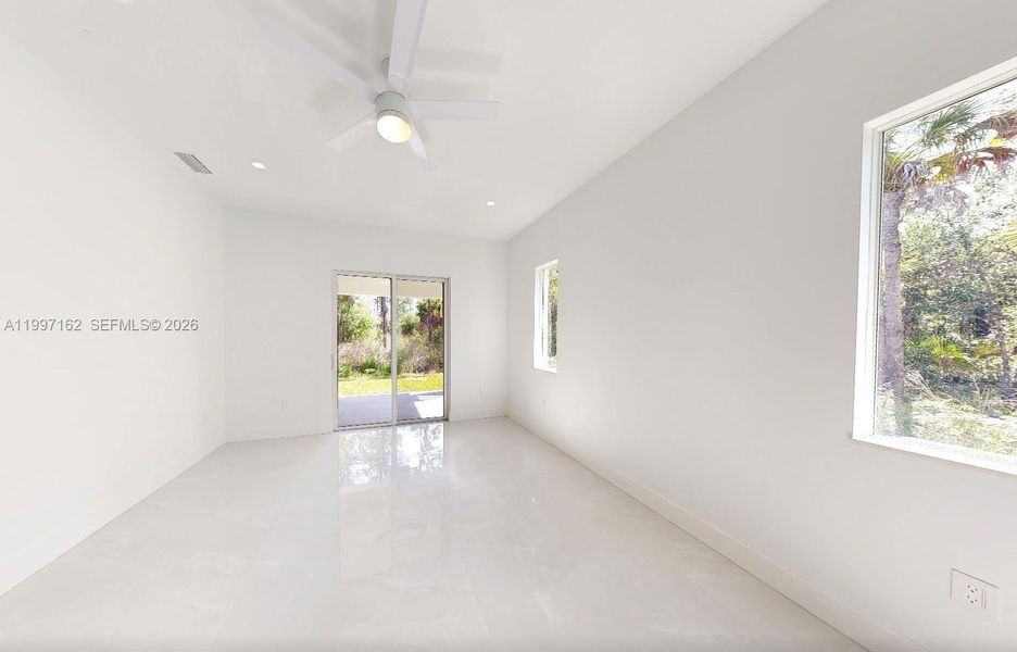 Spacious, unfurnished interior of a new home in , Naples (Image 43).