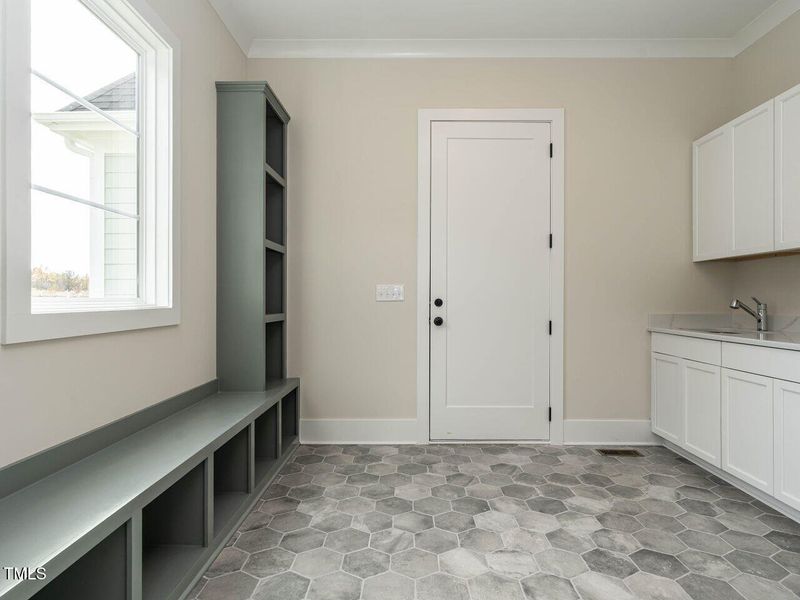 019-1280x960-mudroom-laundry