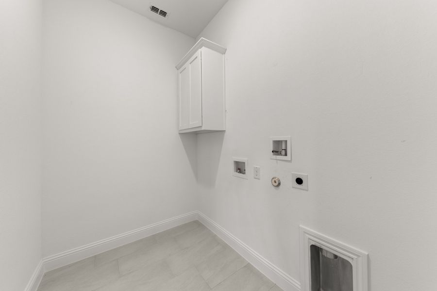 Representative unfurnished interior of a home built from the Westwood by Sandlin Homes in Lakesong, Midlothian (Image 28).