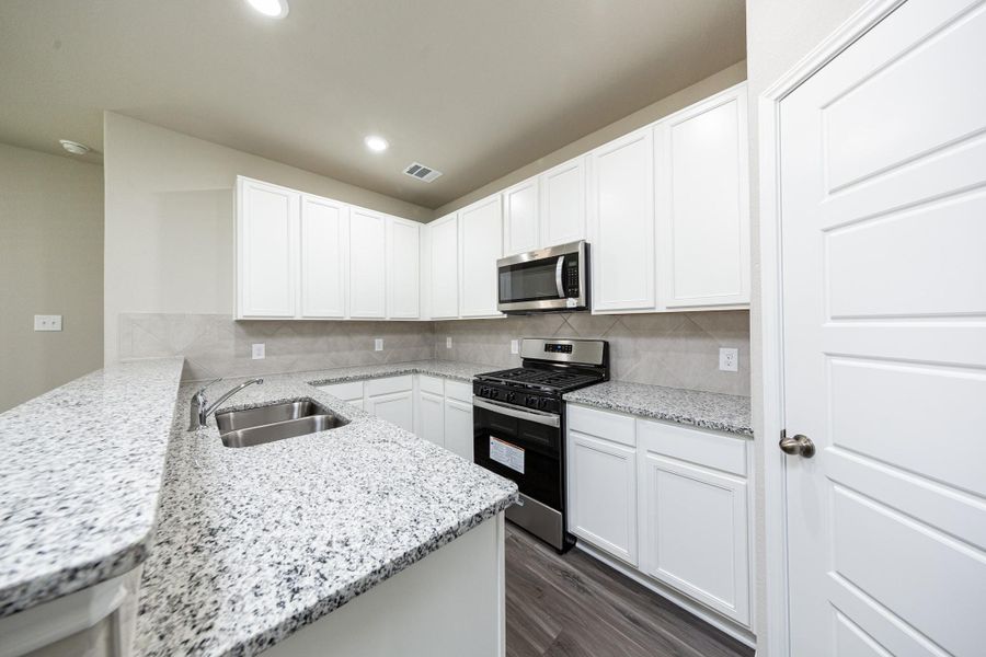Furnished interior view inside a new home in Mackenzie Creek, Conroe (Image 26).