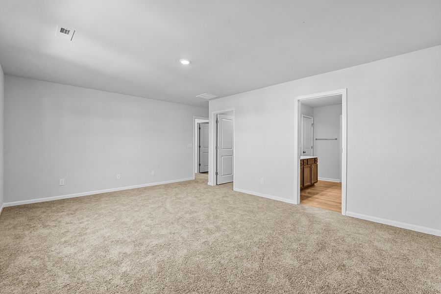 Spacious, unfurnished interior of a new home in Hanes Lake, Winston-Salem (Image 28).