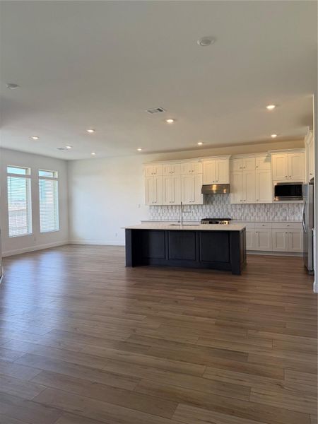 Spacious, unfurnished interior of a new home in Cross Creek West, Fulshear (Image 15).