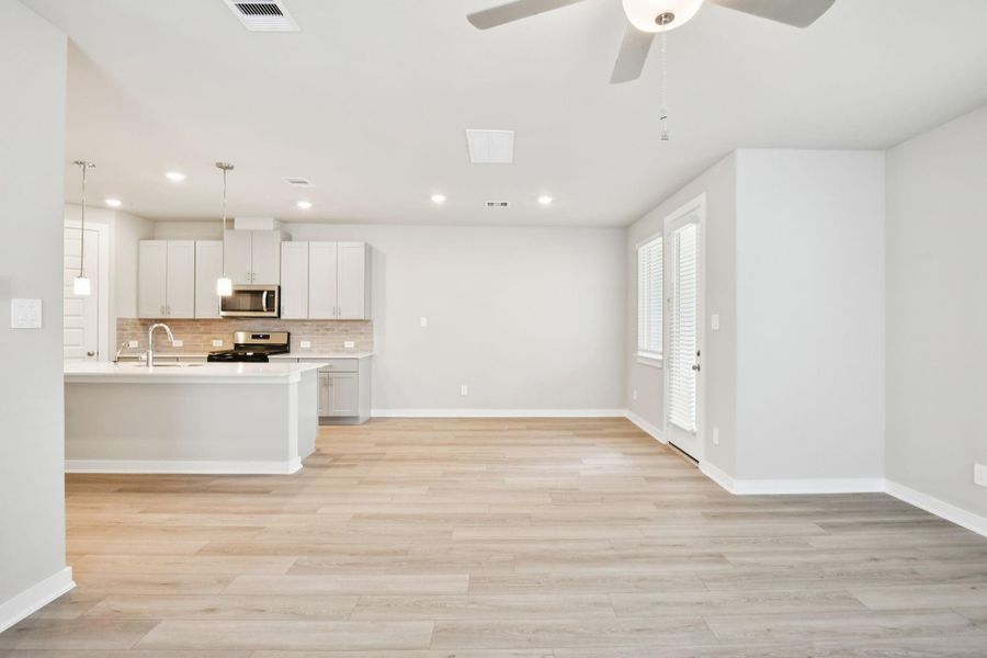 Photo is not of the actual home, but is an inspirational photo of builder’s model home and may depict options, furnishings, and/or decorator features that are not included Photo is not of the actual home, but is an inspirational photo of builder’s model home and may depict options, furnishings, and/or decorator features that are not included