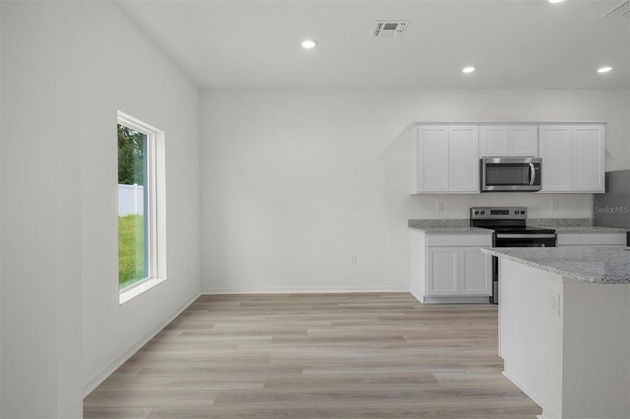 Spacious, unfurnished interior of a new home in Tula Parc, Astatula (Image 14).