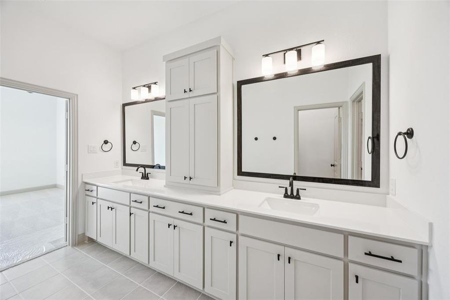 Plenty of room for two in this beautiful owner's bath! Plenty of room for two in this beautiful owner's bath!