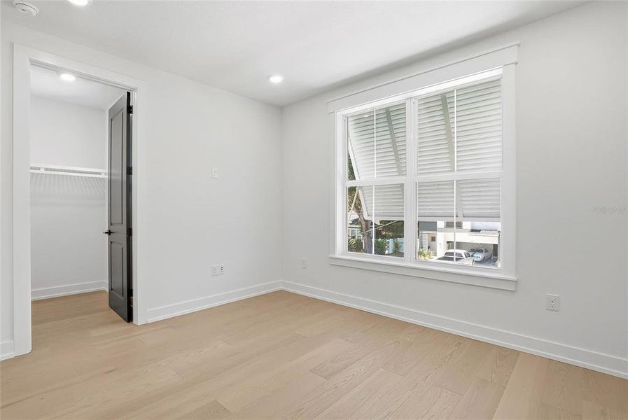 Spacious, unfurnished interior of a new home in , Tampa (Image 61).