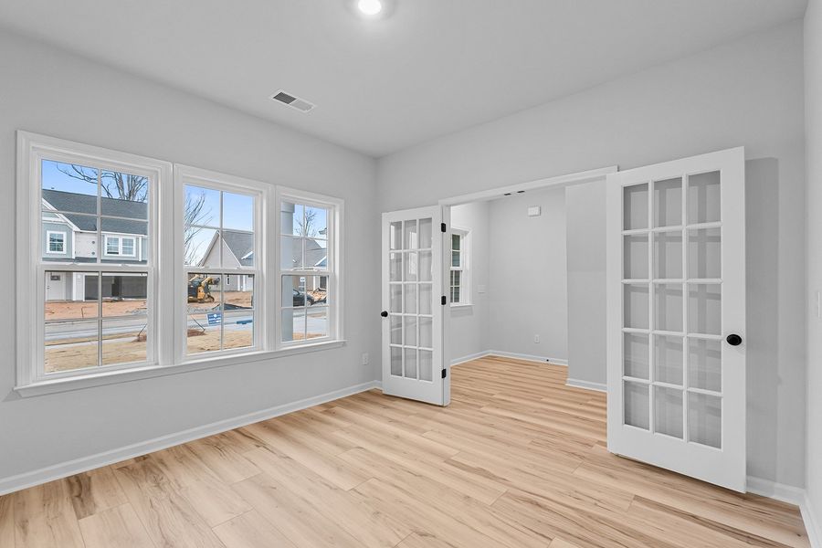 Spacious, unfurnished interior of a new home in Fieldstone, Lexington (Image 21).