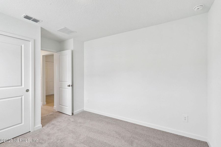 Spacious, unfurnished interior of a new home in Azalea Creek, Jacksonville (Image 28).