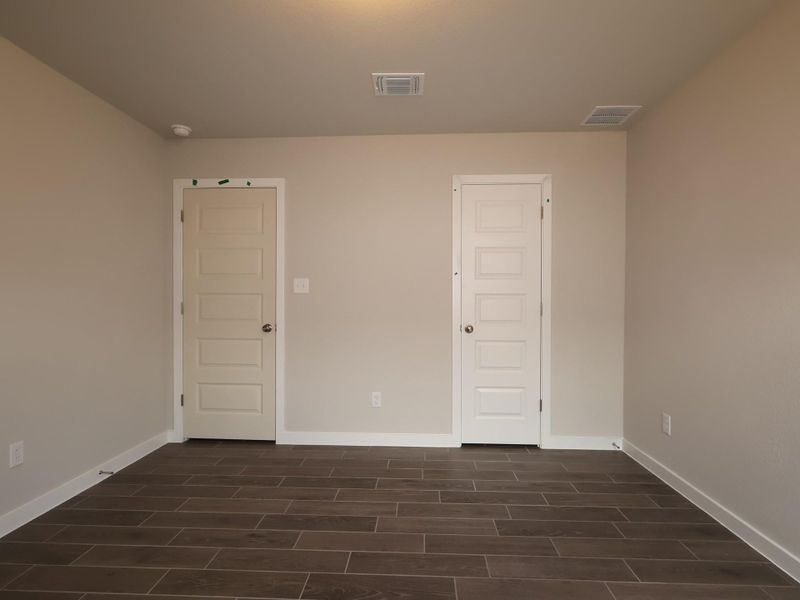 Spacious, unfurnished interior of a new home in Willow Springs, Buda (Image 6).