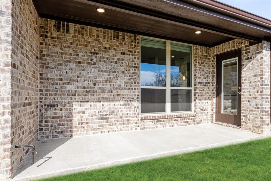 Exterior details and patio area of a home in Triple Diamond Ranch, Mansfield (Image 21).