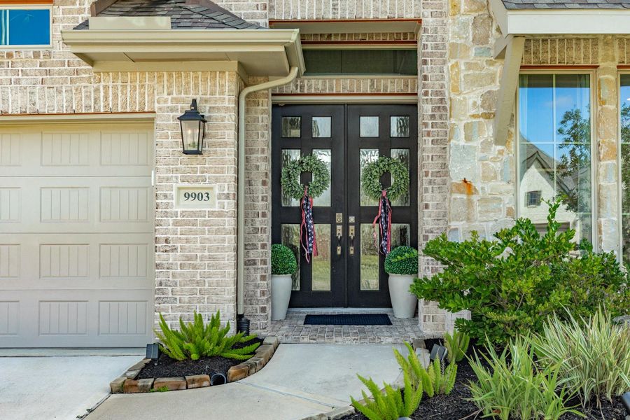 The double front door serves as an elegant entrance feature to welcome your guests. The double front door serves as an elegant entrance feature to welcome your guests.