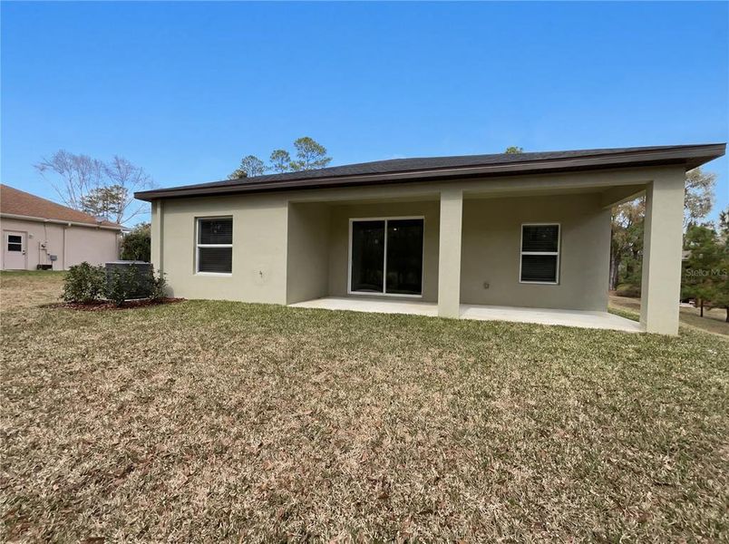 Exterior details and patio area of a home in Grand Park, Dunnellon (Image 3).