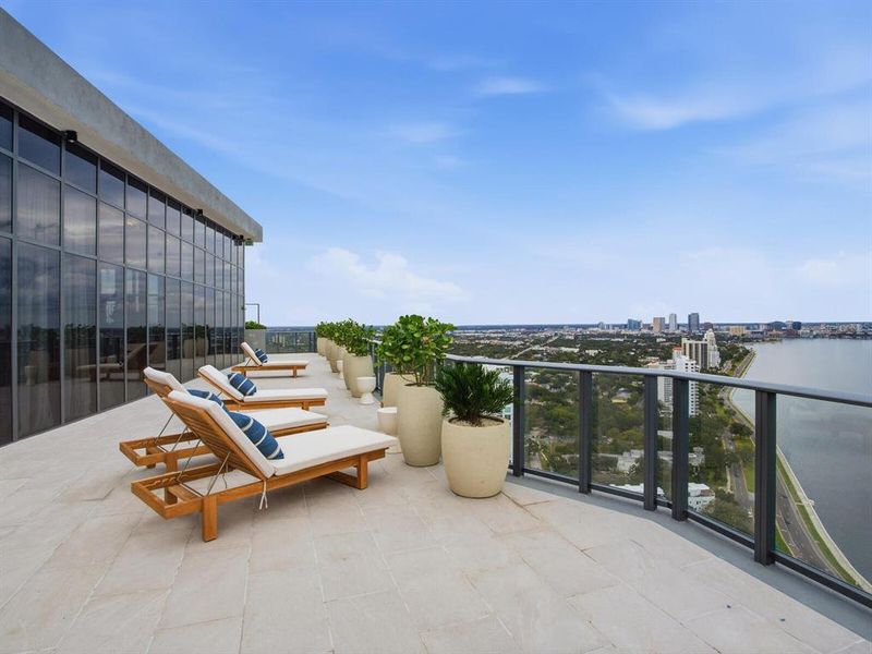 Condo located in Tampa, FL showcasing its design and architecture (Image 34).