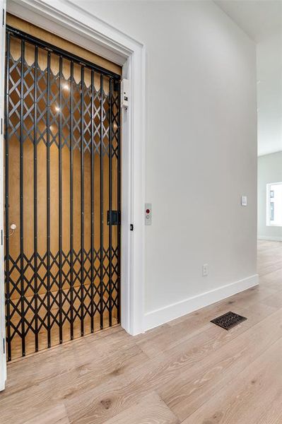 Elevator services all floors