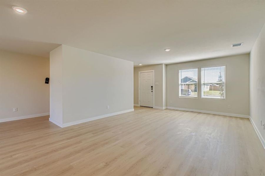 Spacious, unfurnished interior of a new home in Middlefield Village, Dallas (Image 14).