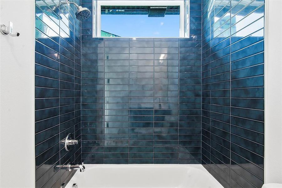 Bathroom with tiled shower / bath