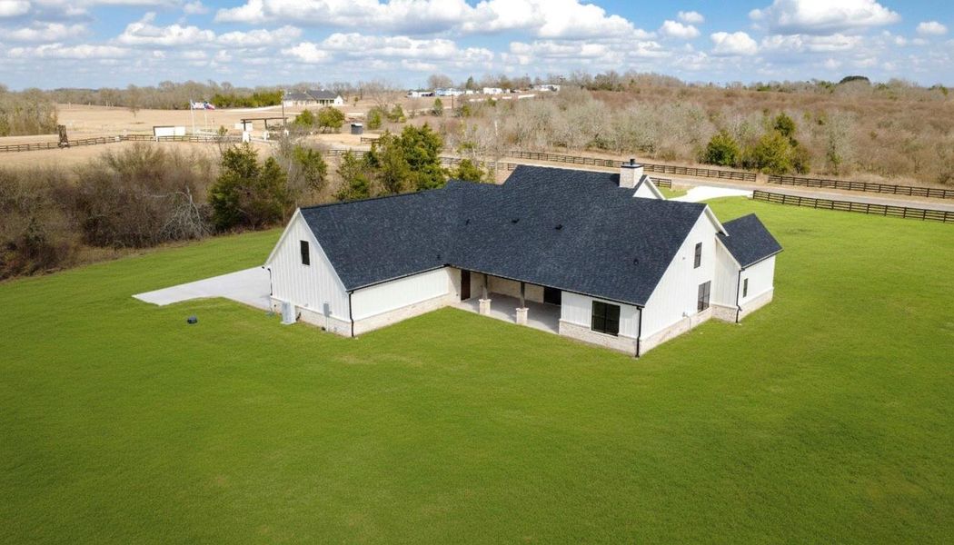 Exterior details and patio area of a home in , Washington (Image 23).