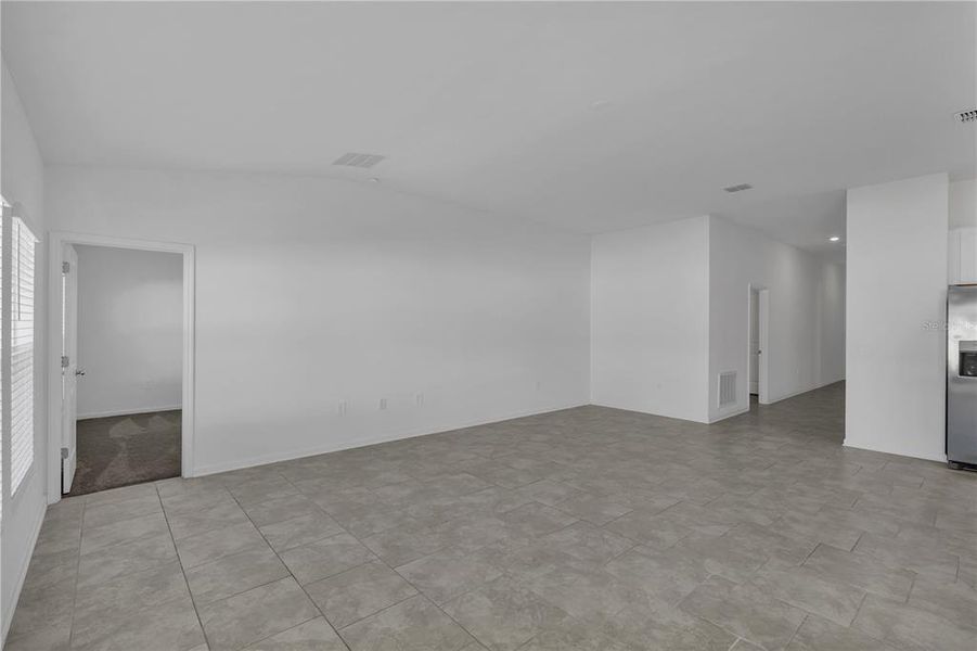 Spacious, unfurnished interior of a new home in Knightsbridge, Kissimmee (Image 32).