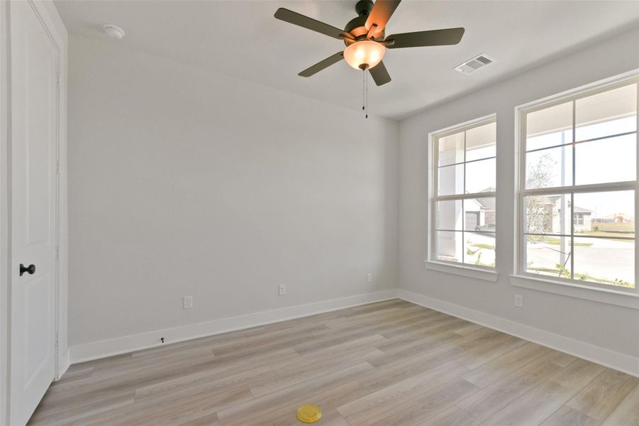 Spacious, unfurnished interior of a new home in Lago Mar, Texas City (Image 28).