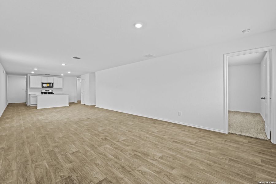 Spacious, unfurnished interior of a new home in Avenida, Converse (Image 14).