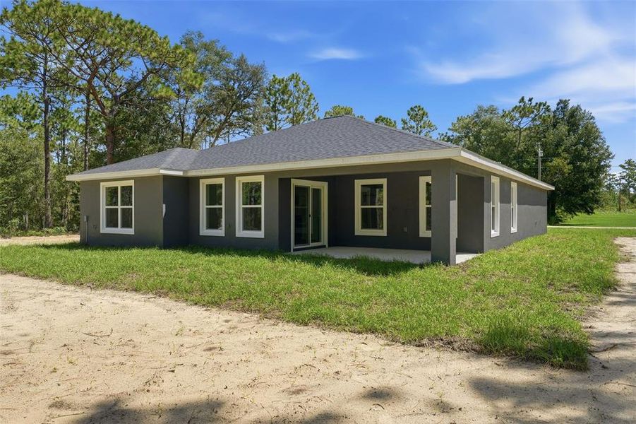 Exterior details and patio area of a home in , Dunnellon (Image 26).