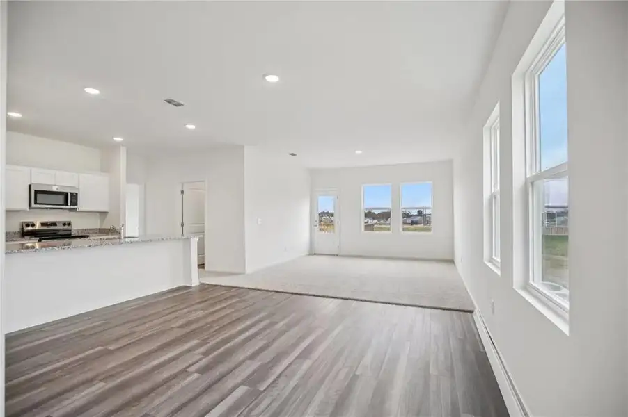 Spacious, unfurnished interior of a new home in Crescent Pointe, Carrollton (Image 4).