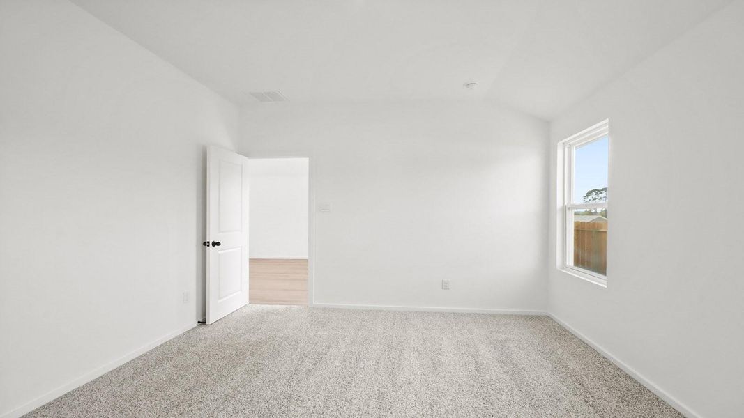 Spacious, unfurnished interior of a new home in Lake Conroe Cove, Willis (Image 11).