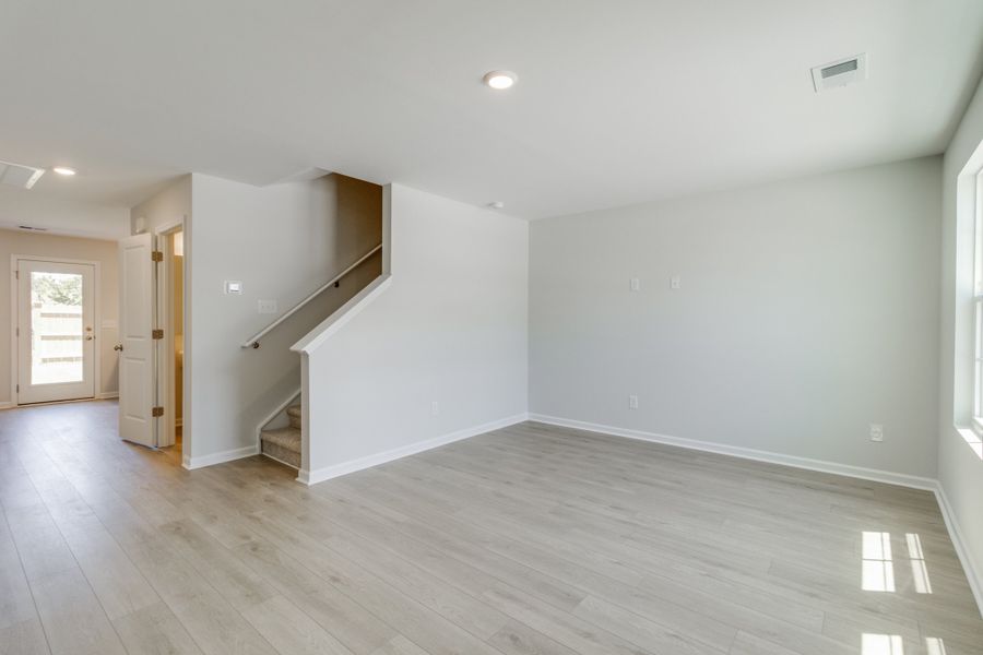 Spacious, unfurnished interior of a new home in Astoria, Columbia (Image 12).