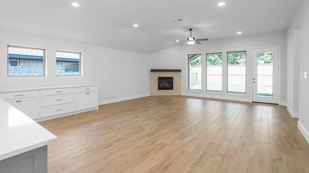 Spacious, unfurnished interior of a new home in Evergreen, Conroe (Image 14).