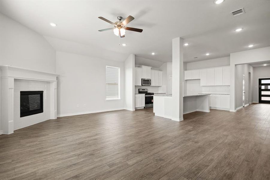 Spacious, unfurnished interior of a new home in Rocky Creek Crossing, Fort Worth (Image 14). Spacious, unfurnished interior of a new home in Rocky Creek Crossing, Fort Worth (Image 14).