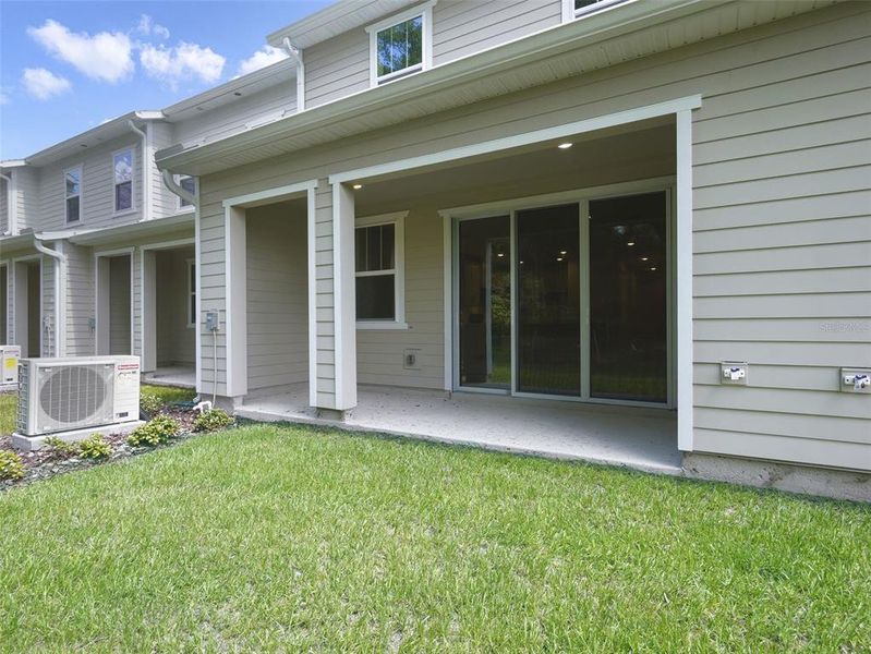Exterior details and patio area of a home in Towns at Greenleaf, Oviedo (Image 4).