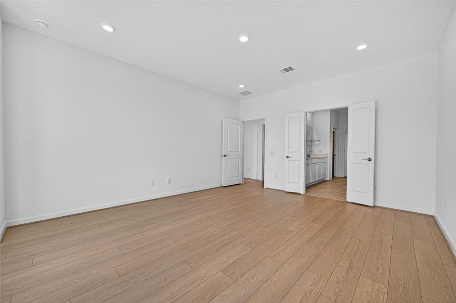 Spacious, unfurnished interior of a new home in 55+ Bonterra at Cross Creek Ranch 60s, Fulshear (Image 29). Spacious, unfurnished interior of a new home in 55+ Bonterra at Cross Creek Ranch 60s, Fulshear (Image 29).