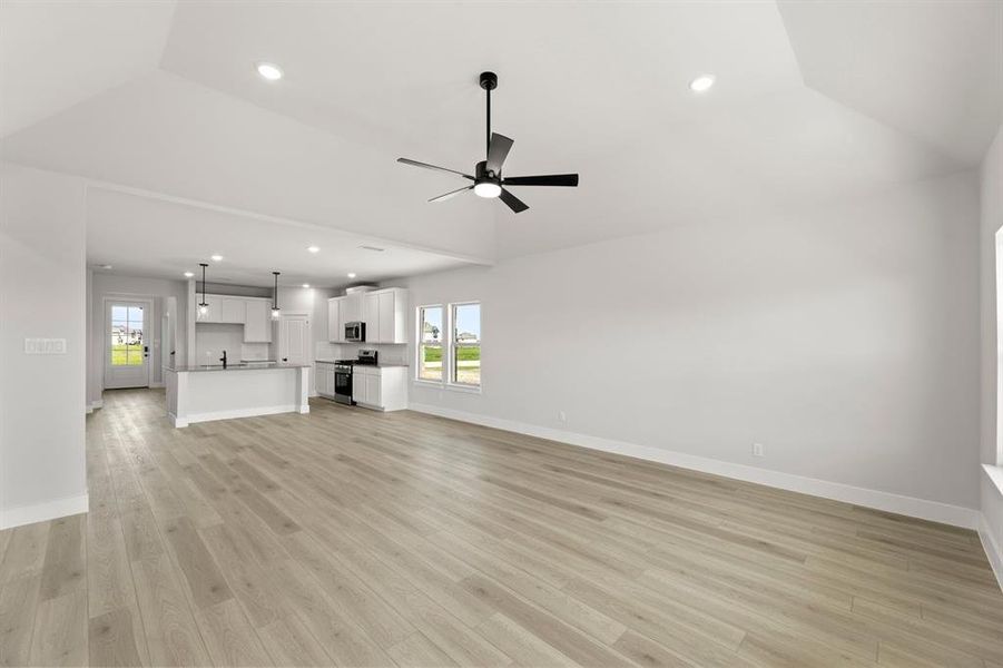 Spacious, unfurnished interior of a new home in Las Lomas, Forney (Image 17). Spacious, unfurnished interior of a new home in Las Lomas, Forney (Image 17).