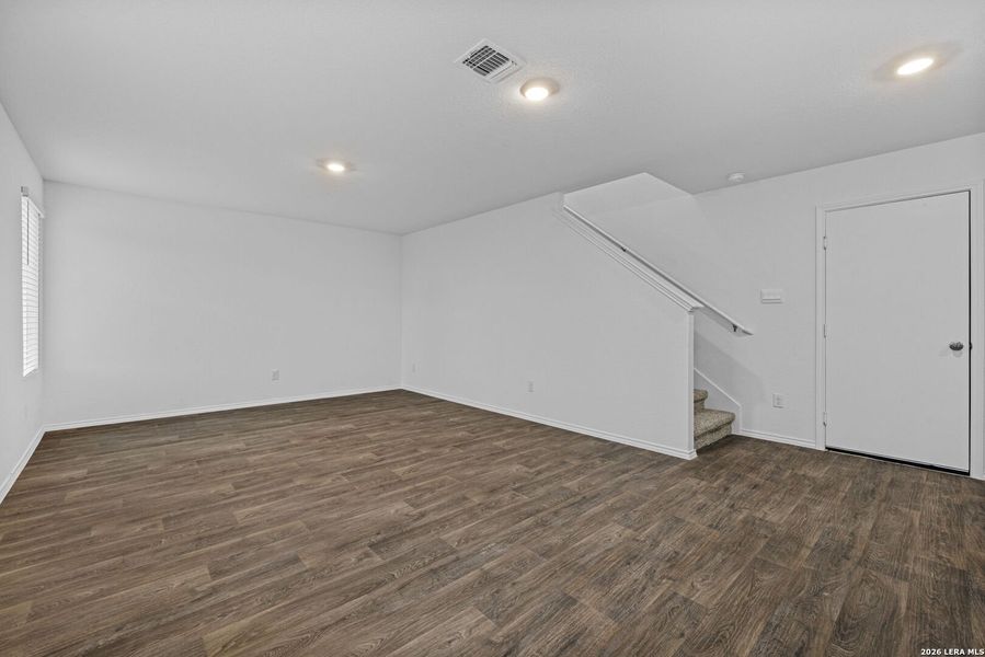 Spacious, unfurnished interior of a new home in Avenida, Converse (Image 12).