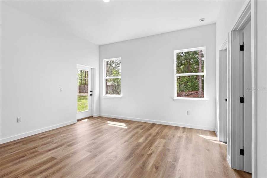 Spacious, unfurnished interior of a new home in , Citrus Springs (Image 11).