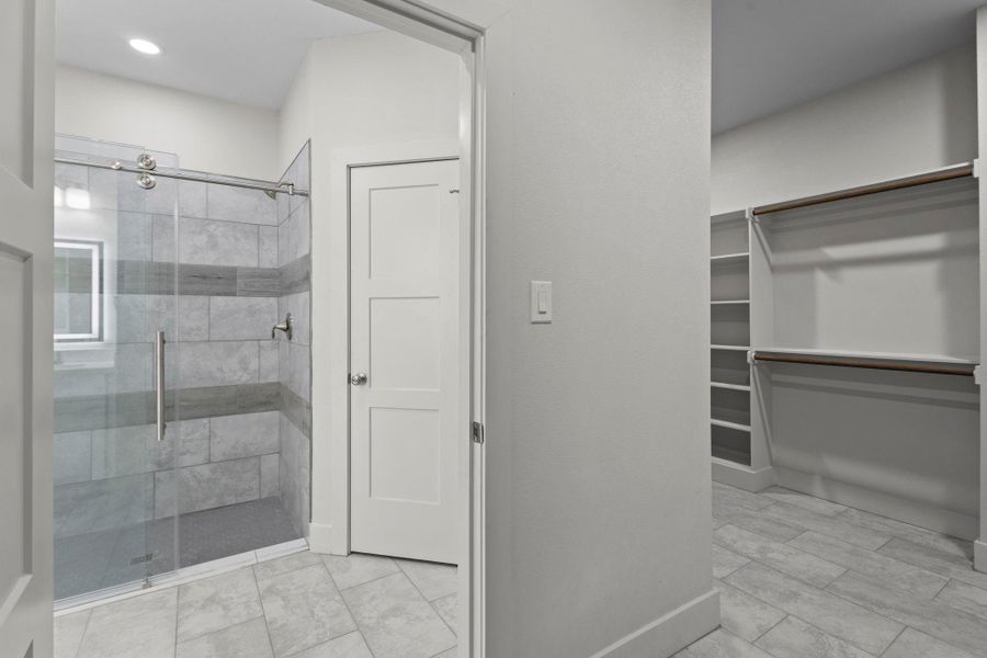 Furnished interior view inside a new home in , Nederland (Image 13).