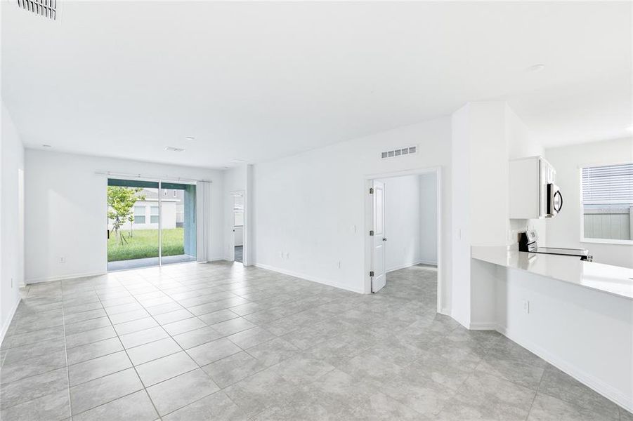 Spacious, unfurnished interior of a new home in Peace Creek Reserve, Winter Haven (Image 34).